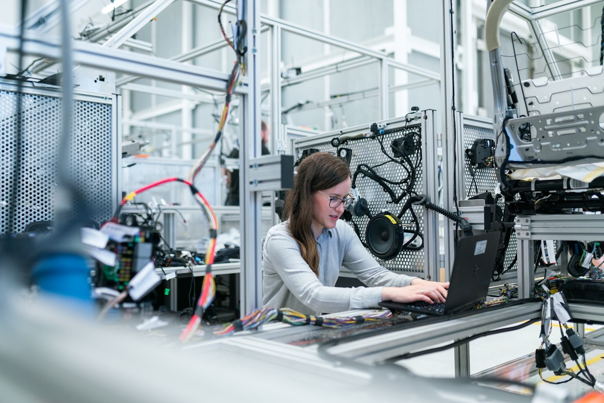 Ingegnere al lavoro su sistema embedded